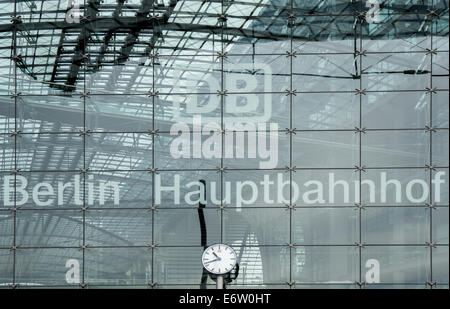 BERLIN, Deutschland - 10. August 2013: Glasfassade der Hauptbahnhof der Stadt. Der Hauptbahnhof ist der größte Bahnhof Europas. Stockfoto