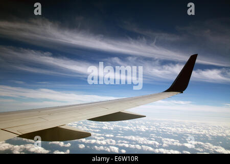 Flugzeugflügel in den Wolken Stockfoto