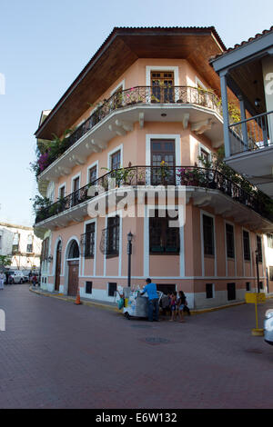 Drei Geschichten restauriert Kolonialstil erbaute Mehrfamilienhaus in Panama City, Panama. Stockfoto