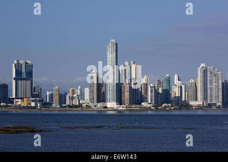 Moderne Skyline von Panama City an einem sonnigen Sommertag von Casco Antiguo Bereich gesehen.