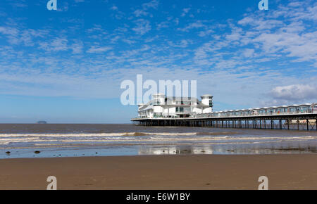 Grand Pier Weston Supe Somerset am Sommertag mit blauem Himmel in diesem Resort in West Country Stockfoto