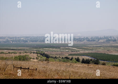 Golanhöhen, Israel. 31. August 2014. Zwei Artillerie-Granaten schlagen die syrische Stadt Quneitra, ausgelöst durch die syrische Armee an Positionen nun unter der Kontrolle der Jabat Al-Nusra Front im Bereich wo sie Jabat Al-Nusra, mehr als zwei Dutzend UNO-Friedenstruppen entführt. Bildnachweis: Nir Alon/Alamy Live-Nachrichten Stockfoto