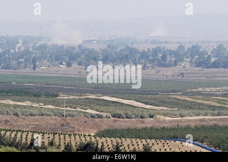 Golanhöhen, Israel. 31. August 2014. Zwei Artillerie-Granaten schlagen die syrische Stadt Quneitra, ausgelöst durch die syrische Armee an Positionen nun unter der Kontrolle der Jabat Al-Nusra Front im Bereich wo sie Jabat Al-Nusra, mehr als zwei Dutzend UNO-Friedenstruppen entführt. Bildnachweis: Nir Alon/Alamy Live-Nachrichten Stockfoto