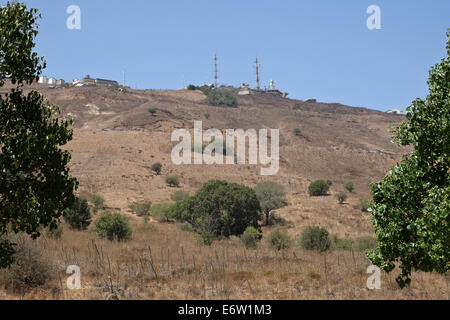 Golanhöhen, Israel. 31. August 2014. Eine IDF-Beobachtung Punkt auf Mount Avital mit Blick auf die syrische Stadt Quneitra im Bereich wo Jabat Al-Nusra Front der Friedenssicherungskräfte der Vereinten Nationen mehr als zwei Dutzend entführt. Bildnachweis: Nir Alon/Alamy Live-Nachrichten Stockfoto