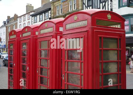 Vier rote Telefonzellen Stockfoto