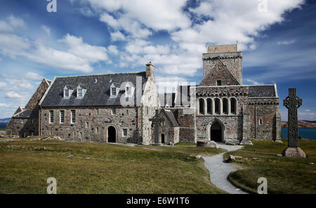Iona Abbey, Iona, Hebriden, Schottland, St. Columba, Christentum, blauer Himmel. Stockfoto