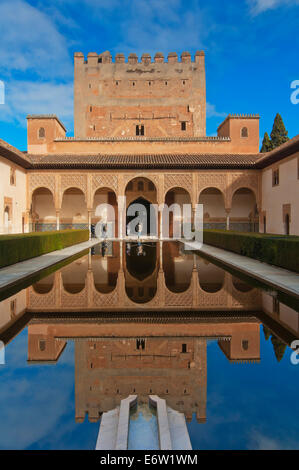 Rechnungshof der Myrten und Comares-Turm, der Alhambra, Granada, Region Andalusien, Spanien, Europa Stockfoto