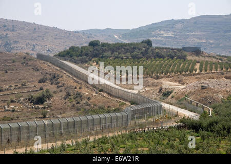 Golanhöhen, Israel. 31. August 2014. Die syrisch - israelischen Grenzzaun verläuft angrenzend an die Drusen Stadt Majdal Shams in den Golan-Höhen. Die Lage ist bekannt als 'The schreien Hill' und Drusen von beiden Seiten der Grenze zu "unterhalten" über die Grenze mit Familie und Freunden, unter dem wachsamen Auge einer UN militärische Stellung vor dem Zeitalter des Internets angezogen. Bildnachweis: Nir Alon/Alamy Live-Nachrichten Stockfoto