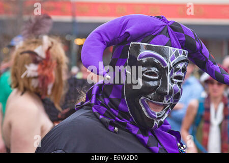 Asheville, North Carolina, USA: 2. März 2014: Nahaufnahme eines Mannes in einem finsteren Blick, bunt, schwarz und Lila Maske und Kosten Stockfoto