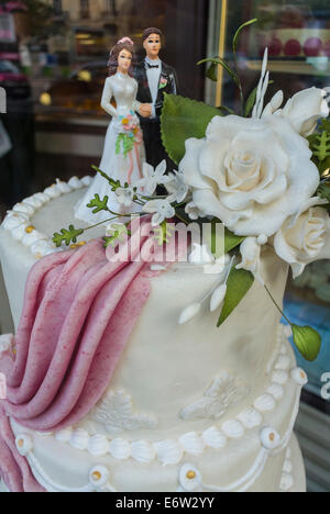 Paris, Frankreich, Einkaufen, Französischer Hochzeitstorte im Fenster des Bäckerei-Geschäfts, Patisserie Stockfoto