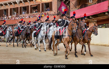 Kavallerie-Parade durch die Carabinieri, Palio di Siena, historischer Festzug, Siena, Toskana, Italien Stockfoto