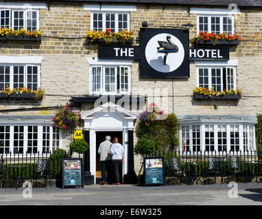 Mann und Frau zu Fuß in die Black Swan Hotel Helmsley, North Yorkshire, England UK Stockfoto