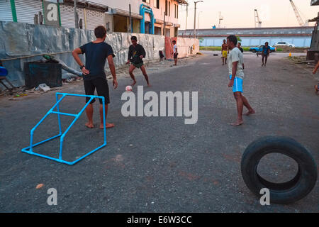 Straßenfußballer, Yangon, Myanmar, Asien Stockfoto