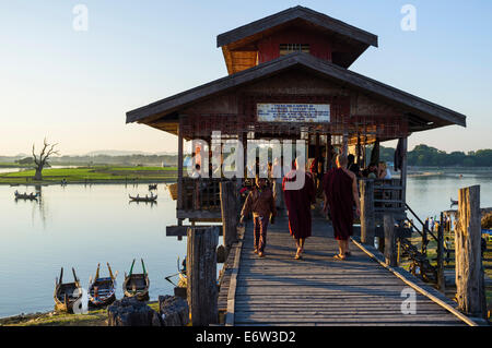 Bei der U-Bein-Brücke in der Nähe von Amarapura, Myanmar, Asien Stockfoto