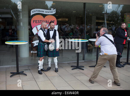 Gay paar in schottischen Kilts fotografiert im Rahmen des "Festival of Love" Wochenendes außerhalb der Festhalle am Londoner South Bank Kredit-Samstag, 30. August 2014: Neil Setchfield/Alamy Live News Stockfoto