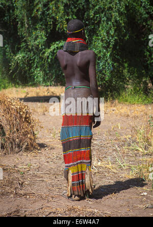 Porträt eines Mädchens Nyangatom Stamm mit traditionellen Perlen Rock, Omo-Tal, Kangate, Äthiopien Stockfoto