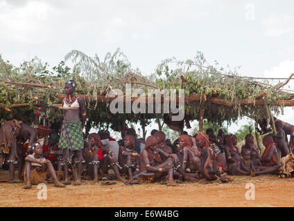 Bashada Stamm während eines Stieres springen Zeremonie, Dimeka, Omo-Tal, Äthiopien Stockfoto