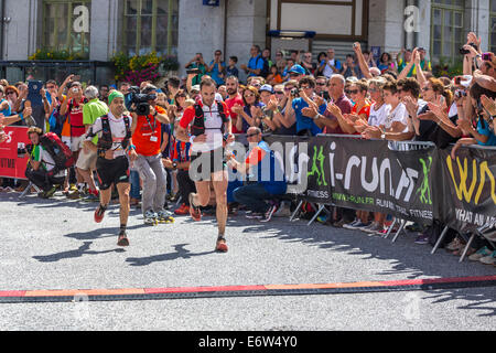 Spanisch-Salomon Teamkollegen laufen, Iker KARRERA ARANBURU (R) und Tofol CASTANER BERNAT (L) in Chamonix Stadtzentrum laufen, um einen gemeinsamen 2. Platz in den UTMB zu nehmen. Das Rennen führt durch 3 Alpenländer (Frankreich, Schweiz und Italien), über viele hohe Pässe für insgesamt 163km laufen und 9600m Höhe Gewinn insgesamt während der Umrundung des Mont Blanc-Massivs. Das Rennen wird in Teilautonomie mit nur ein paar Haltestellen für Futter und Wasser durchgeführt. Es ist für 2 Nächte und 2 Tage laufen. Die ersten Läufer erreichte weniger als 21 Stunden Chamonix. Stockfoto