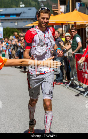 Die UTMB-Spitzenreiter. Das Rennen führt durch 3 Alpenländer (Frankreich, Schweiz und Italien), über viele hohe Pässe für insgesamt 163km laufen und 9600m Höhe Gewinn insgesamt während der Umrundung des Mont Blanc-Massivs. Das Rennen wird in Teilautonomie mit nur ein paar Haltestellen für Futter und Wasser durchgeführt. Es ist für 2 Nächte und 2 Tage laufen. Die ersten Läufer erreichte weniger als 21 Stunden Chamonix. Stockfoto