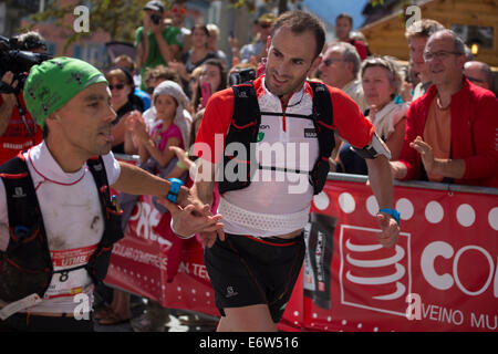 Spanisch-Salomon Teamkollegen laufen, Iker KARRERA ARANBURU (R) und Tofol CASTANER BERNAT (L) in Chamonix Stadtzentrum laufen, um einen gemeinsamen 2. Platz in den UTMB zu nehmen. Das Rennen führt durch 3 Alpenländer (Frankreich, Schweiz und Italien), über viele hohe Pässe für insgesamt 163km laufen und 9600m Höhe Gewinn insgesamt während der Umrundung des Mont Blanc-Massivs. Das Rennen wird in Teilautonomie mit nur ein paar Haltestellen für Futter und Wasser durchgeführt. Es ist für 2 Nächte und 2 Tage laufen. Die ersten Läufer erreichte weniger als 21 Stunden Chamonix. Stockfoto