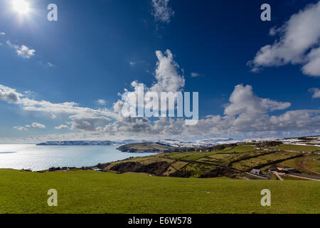 Nordirland County Antrim Schnee auf Berge wogende Wolken helle Sonne Highlight Lens Flare Stockfoto