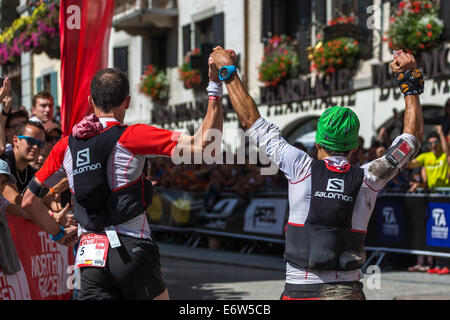 Spanisch-Salomon Teamkollegen laufen, Iker KARRERA ARANBURU (R) und Tofol CASTANER BERNAT (L) in Chamonix Stadtzentrum laufen, um einen gemeinsamen 2. Platz in den UTMB zu nehmen. Das Rennen führt durch 3 Alpenländer (Frankreich, Schweiz und Italien), über viele hohe Pässe für insgesamt 163km laufen und 9600m Höhe Gewinn insgesamt während der Umrundung des Mont Blanc-Massivs. Das Rennen wird in Teilautonomie mit nur ein paar Haltestellen für Futter und Wasser durchgeführt. Es ist für 2 Nächte und 2 Tage laufen. Die ersten Läufer erreichte weniger als 21 Stunden Chamonix. Stockfoto