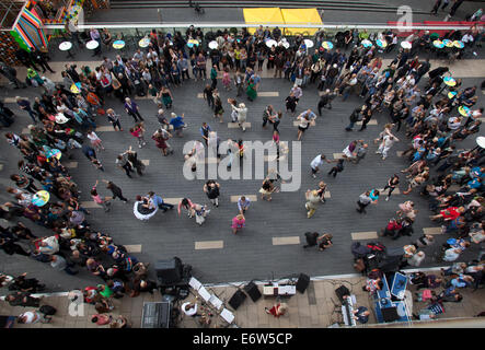 Tänzer - Homosexuell und gerade - feiert die Süd-Banken "Festival of Love" außerhalb der Royal Festival Hall in London South Bank Kredit-Samstag, 30. August 2014: Neil Setchfield/Alamy Live News Stockfoto