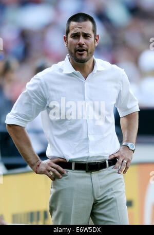 Washington, DC, USA. 31. August 2014. 20140831 - New York Red Bulls Cheftrainer Mike Petke Uhren zweiten Halbzeit gegen D.C. United im RFK Stadium in Washington. Vereint die Red Bulls, 2: 0 besiegt. Bildnachweis: Chuck Myers/ZUMA Draht/Alamy Live-Nachrichten Stockfoto