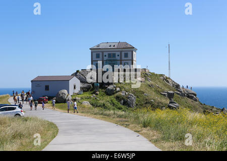 FISTERRA, Spanien - 29. Juli 2014: Leuchtturm am Ende der Welt am Kap Finisterre in Galicien, Spanien. Stockfoto