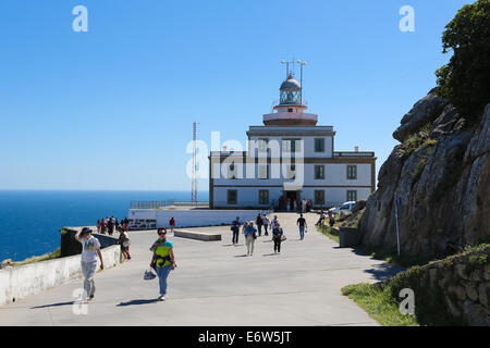 FISTERRA, Spanien - 29. Juli 2014: Leuchtturm am Ende der Welt am Kap Finisterre in Galicien, Spanien. Stockfoto