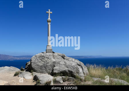 Steinkreuz am Leuchtturm von Kap Finisterre, das endgültige Ziel für viele Pilger auf den Weg von St. James nach Compostela. Stockfoto