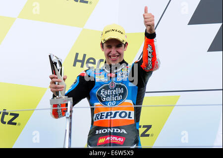 Silverstone im Vereinigten Königreich. 31. August 2014. MotoGP2. Britisches großartiges Prix. Alex Marquez am Podium. Bildnachweis: Aktion Plus Sport/Alamy Live-Nachrichten Stockfoto