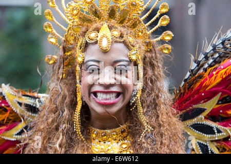 Samba-Tänzer aus London Schule von Samba an einem regnerischen Notting Hill Carnival Parade, London, UK Stockfoto