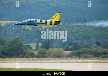 SLIAC, Slowakei - 30.August: Flug in niedriger Höhe des Aero l-39 Albatros bei Geschwindigkeitsrennen auf SIAF Airshow in Sliac, Slowakei am 30. August 2014 Credit: Lubos Paukeje/Alamy Live News Stockfoto