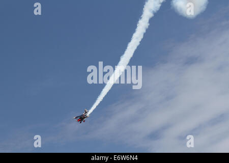 CLEVELAND, OHIO - 30 August: Skip Stewert Kunstflug Doppeldecker, am 30. August 2014 bei den Cleveland National Airshow Stockfoto