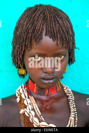 Litte Hamer Mädchen Stamm In traditioneller Kleidung, Turmi, Omo-Tal, Äthiopien Stockfoto