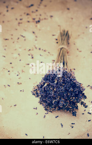 Retro-Stil getrocknete Lavendel Haufen auf Stein Stockfoto