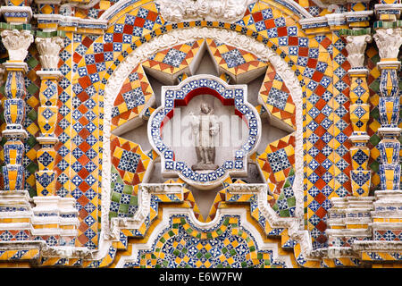 Detail der barocken Fassade der Kirche von San Francisco Acatepec in der Nähe von Puebla, Mexiko. Stockfoto