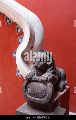 Eine Steinskulptur eines Löwen in der historischen Casa Alfeñique in Puebla, Mexiko. Stockfoto