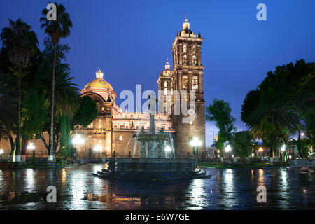 Kathedrale und Plaza in der Dämmerung in Puebla, Mexiko. Stockfoto