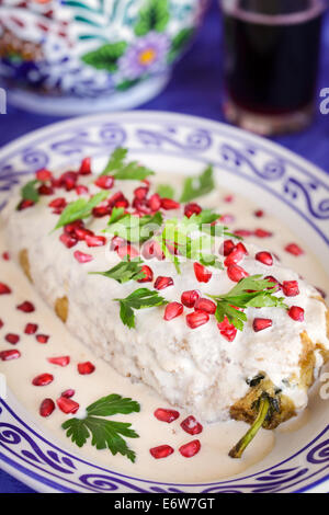 Granatapfelkernen garnieren Chiles En Nogada, ein saisonales Gericht von Puebla, Mexiko. Stockfoto