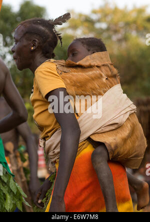 Majang Stamm Frau mit ihrem Baby, Kobown, Äthiopien Stockfoto