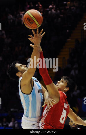 Sevilla, Spanien. 31. August 2014. Facundo Campazzo (L) von Argentinien schießt vor Dario Saric Kroatiens während ihres Spiels Gruppe B von der FIBA Basketball WM 2014, in Sevilla, Spanien, am 31. August 2014. Argentinien verloren 85-90. Bildnachweis: Xinhua/Alamy Live-Nachrichten Stockfoto