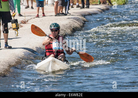 LA, CA, USA. 30. August 2014. 2. Platz bei den Männern die fortschrittliche Klassifizierung: Phil Beckman. Der 1. LA River Boat Race fand am 30. August 2014 auf einem 3/4 Meile Kurs, bestehend aus kleinen Stromschnellen und Flachwasser befindet sich auf einer Strecke des Flusses entlang der Glendale Narrows in Elysian Tal statt. Fast 100 Teilnehmer konkurrierten in einer Vielzahl von Klassifikationen, die Herren und Damen Advanced, zwischen- und Anfänger sowie Jugend, Tandem enthalten und Stand-Up-Paddle-Boot.  © Ambient Images Inc. Kredit: Ambient Images Inc./Alamy Live-Nachrichten Stockfoto