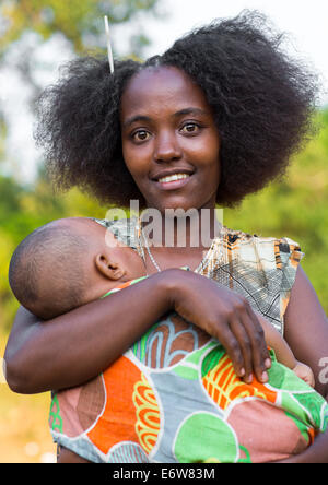 Äthiopische Frau mit ihrem Baby, Kobown, Äthiopien Stockfoto