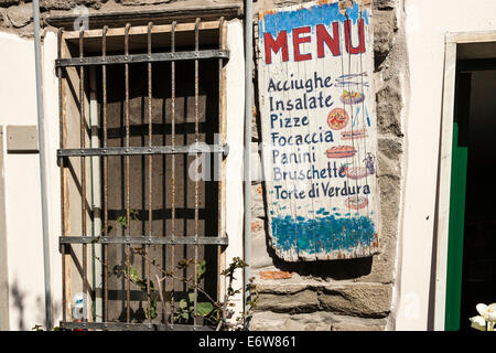 Menü Zeichen, rustikal und italienische Küche, ein altes Board mit der Auswahl hängen vor einem kleinen Café in der Cinque Terre, Italien. Stockfoto