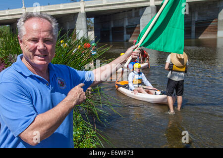 LA, CA, USA. 30. August 2014. Los Angeles City Council-Mitglied Tom LaBonge immer bereit, das Rennen mit seiner ersten Teilnehmer, Ed Begley Jr. zu starten. Der 1. LA River Boat Race fand am 30. August 2014 auf einem 3/4 Meile Kurs, bestehend aus kleinen Stromschnellen und Flachwasser befindet sich auf einer Strecke des Flusses entlang der Glendale Narrows in Elysian Tal statt. Fast 100 Teilnehmer konkurrierten in einer Vielzahl von Klassifikationen, die Herren und Damen Advanced, zwischen- und Anfänger sowie Jugend, Tandem enthalten und Stand-Up-Paddle-Boot. Kredit: Ambient Images Inc./Alamy Live-Nachrichten Stockfoto