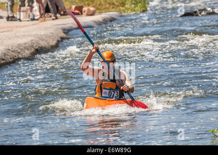 LA, CA, USA. 30. August 2014. Der 1. LA River Boat Race fand am 30. August 2014 auf einem 3/4 Meile Kurs, bestehend aus kleinen Stromschnellen und Flachwasser befindet sich auf einer Strecke des Flusses entlang der Glendale Narrows in Elysian Tal statt. Fast 100 Teilnehmer konkurrierten in einer Vielzahl von Klassifikationen, die Herren und Damen Advanced, zwischen- und Anfänger sowie Jugend, Tandem enthalten und Stand-Up-Paddle-Boot. Kredit: Ambient Images Inc./Alamy Live-Nachrichten Stockfoto