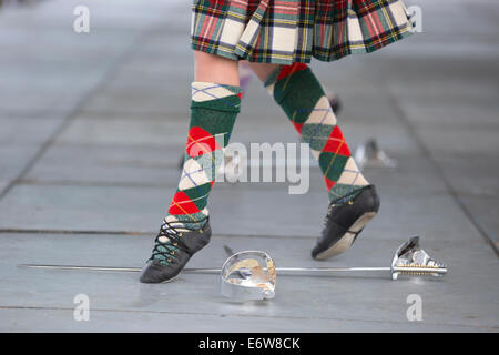 Calgary, Alberta, Kanada. 30. August 2014. Die Tänzerin tritt am Samstag, den 30. August 2014, bei den Calgary Highland Games in Calgary, Alberta, Kanada, beim Schwerttanz-Wettbewerb auf. Die Spiele in Calgary haben eine lange Tradition und gehen in diesem Jahr in ihr zweites Jahrhundert. Quelle: Rosanne Tackaberry/Alamy Live News Stockfoto