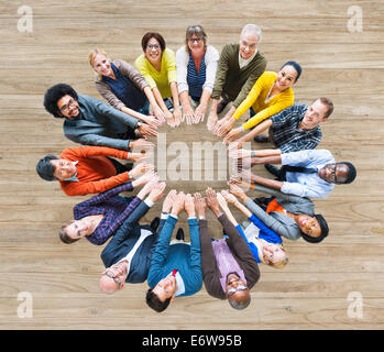 Luftaufnahme des multiethnischen Menschen bilden Kreis der Hände Stockfoto